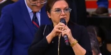 Débora Miranda, da IPDA, discursa no funeral da bispa Keila