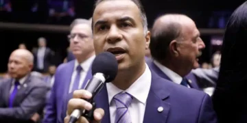 Em meio à votação da presidência na Câmara, o deputado Filipe Martins solicitou um minuto de silêncio em memória da Bispa Keila Ferreira