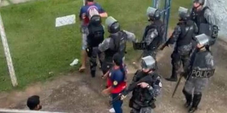 NO FINAL DA PARTIDA: Torcedores do VEC são detidos após causar tumulto e xingar policiais