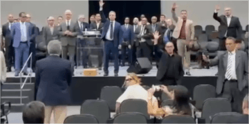 Polícia é acionada após pastor tentar ocupar púlpito de igreja