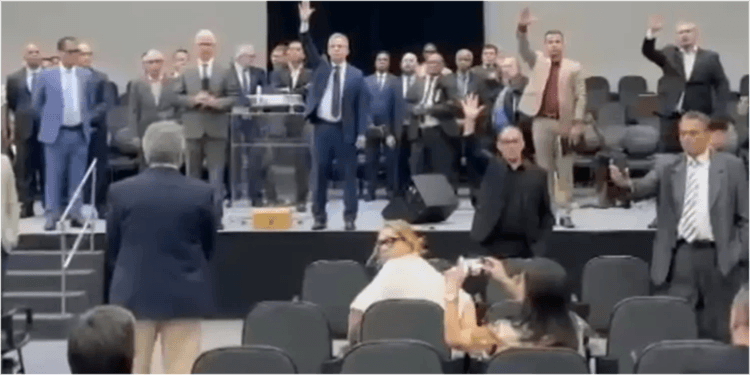 Polícia é acionada após pastor tentar ocupar púlpito de igreja