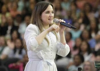 Durante culto fúnebre, filha de Keila Ferreira foi consagrada pastora