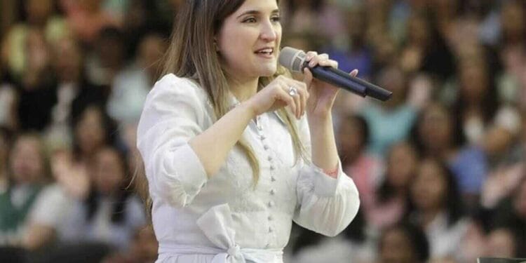 Durante culto fúnebre, filha de Keila Ferreira foi consagrada pastora
