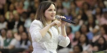 Filha da bispa Keila Ferreira é consagrada pastora durante culto fúnebre