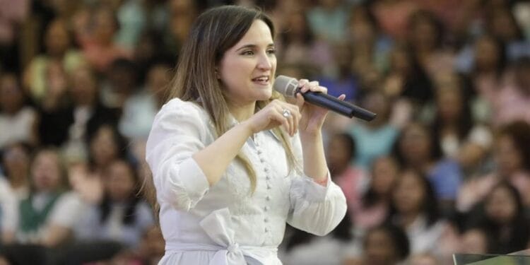 Filha da bispa Keila Ferreira é consagrada pastora durante culto fúnebre