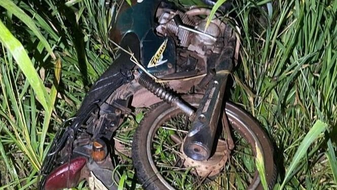 Motocicleta Furtada é Encontrada em Terreno Baldio em Rolim de Moura