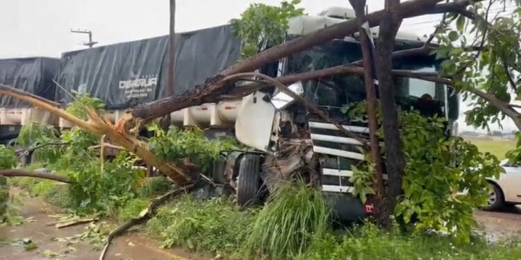 Motorista fica preso às ferragens após grave colisão com carreta em Porto Velho