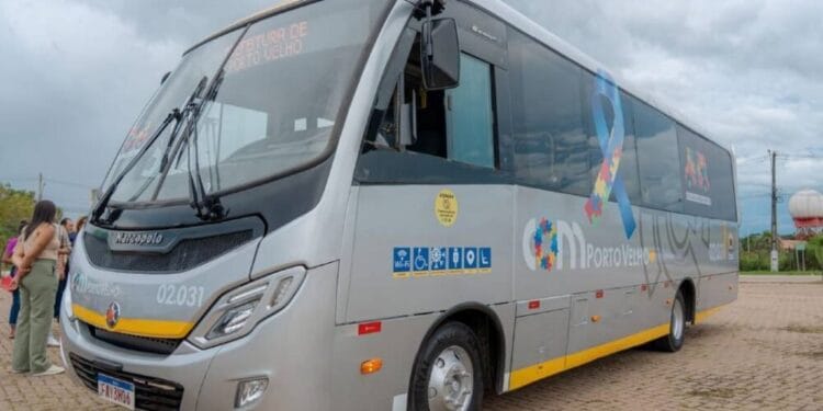 A Prefeitura de Porto Velho realiza a entrega do pioneiro ônibus acessível em Rondônia