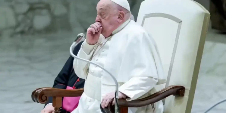 Jornal italiano diz que Papa Francisco está morrendo e recebeu a extrema unção