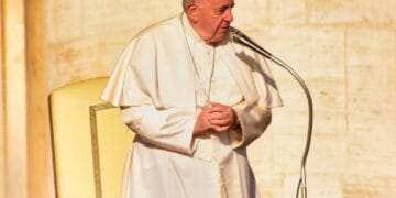 Papa Francisco está com pneumonia bilateral e apresenta quadro complexo