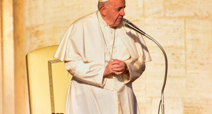 Papa Francisco está com pneumonia bilateral e apresenta quadro complexo