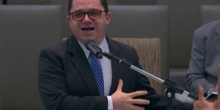 Pastor condena comportamentos gay na igreja: “Comece mudando essa calça apertada”