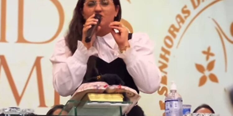 Pregadora insinua que mulher dominadora afemina o marido