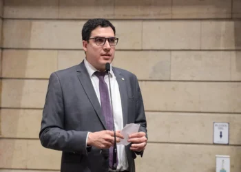 Vereador quer proibir símbolos cristãos na Parada LGBT do Rio