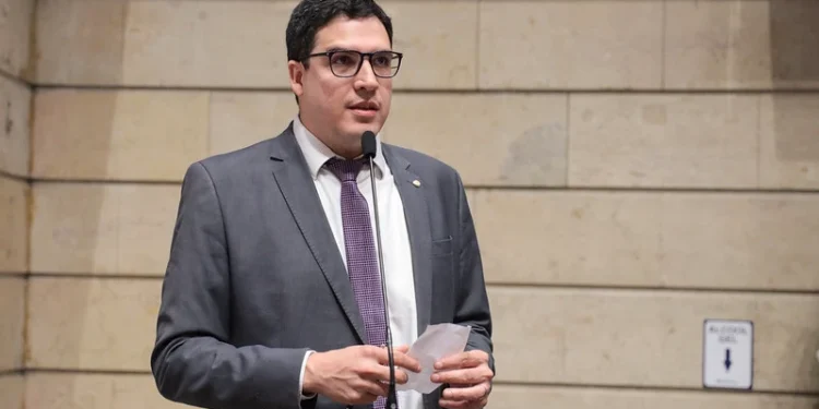 Vereador quer proibir símbolos cristãos na Parada LGBT do Rio