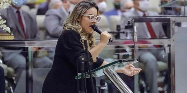 Principal cantora da AD Alagoas é suspensa por participar de evento de outro ministério