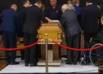 Milhares de fiéis se despedem da bispa Keila Ferreira em culto fúnebre no Brás