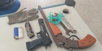 Suspeito é preso com arma artesanal, simulacro e droga