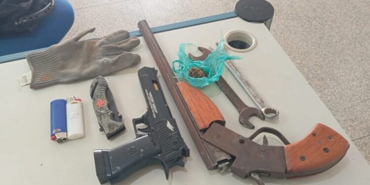 Suspeito é preso com arma artesanal, simulacro e droga