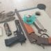 Suspeito é preso com arma artesanal, simulacro e droga