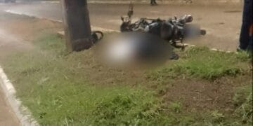 Mulher em motocicleta morre após colidir com poste em Ariquemes, RO