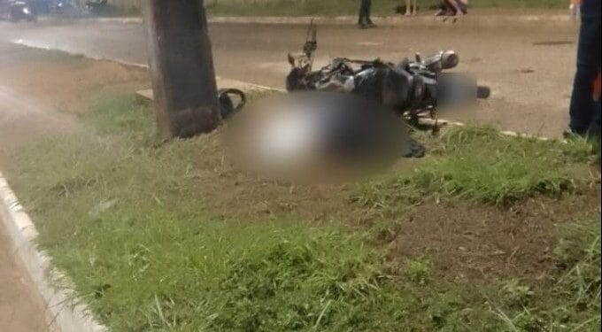 Mulher em motocicleta morre após colidir com poste em Ariquemes, RO