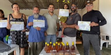 Agricultores participam de oficina sobre beneficiamento de cera apícola em Porto Velho