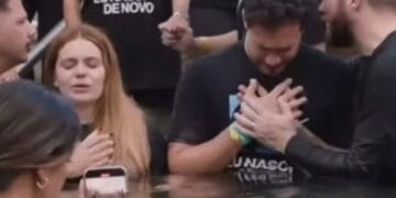 Viih Tube e Eliezer são rebatizados na Lagoinha e rebatem críticas