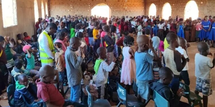 crianças evangelizam pais e os levam à igreja