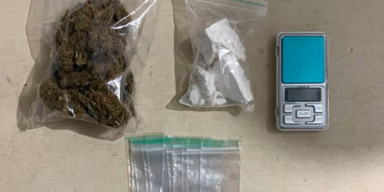 Ji-Paraná – Mulher é presa por tráfico de drogas durante abordagem da Polícia Militar