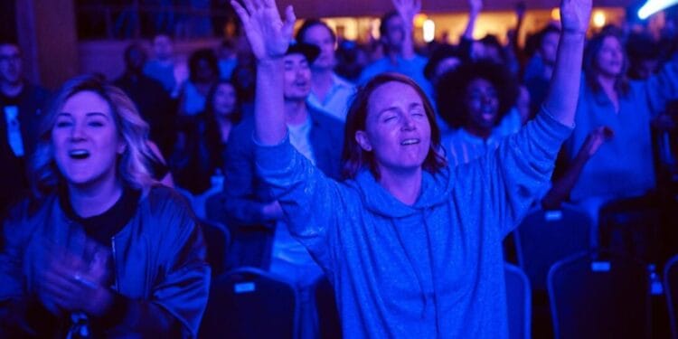 Hillsong Church vê debandada de filiais após denúncias de abusos