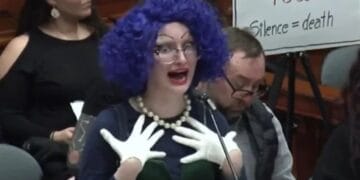 ‘Pastora’ diz que Jesus era ‘drag queen’ em protesto contra Trump