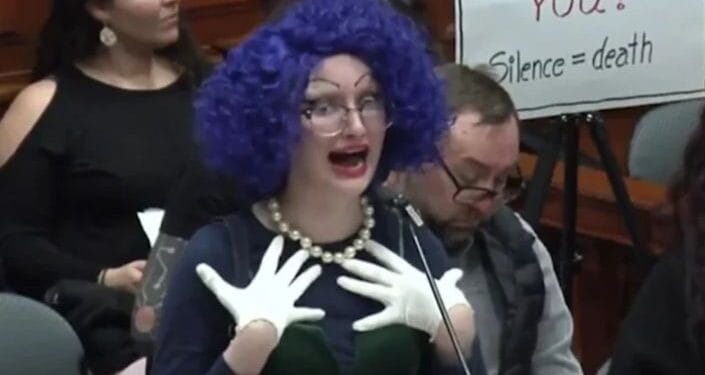 ‘Pastora’ diz que Jesus era ‘drag queen’ em protesto contra Trump