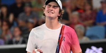 Depois de ganhar título, João Fonseca é eliminado na estreia do Rio Open