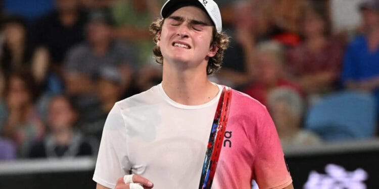 Depois de ganhar título, João Fonseca é eliminado na estreia do Rio Open