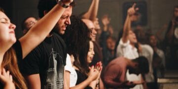 Geração Z está rejeitando o ateísmo no Reino Unido, revela pesquisa