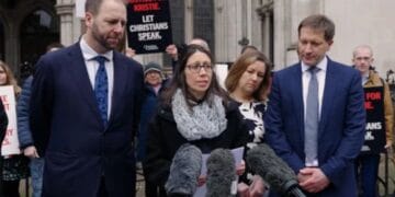 Demitida por denunciar livros LGBT em escola, Kristie Higgs vence