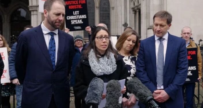 Demitida por denunciar livros LGBT em escola, Kristie Higgs vence