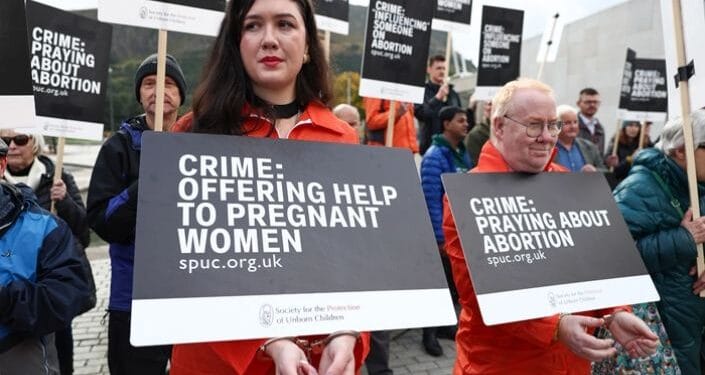 Idosa é a primeira presa por lei que protege clínicas de aborto