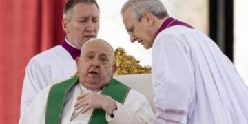 Papa Francisco ‘já recebeu a extrema unção’, diz mídia na Itália