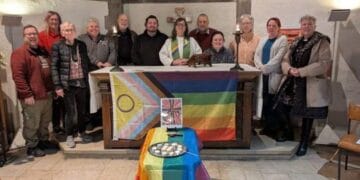 ‘Pastora’ coloca bandeira LGBT no altar e fiéis se revoltam