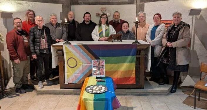 ‘Pastora’ coloca bandeira LGBT no altar e fiéis se revoltam