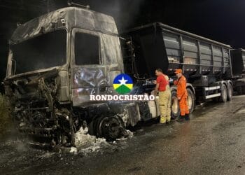 Incêndio em carreta bi-trem na BR-364, em Porto Velho (RO)