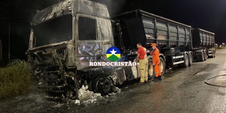 Incêndio em carreta bi-trem na BR-364, em Porto Velho (RO)