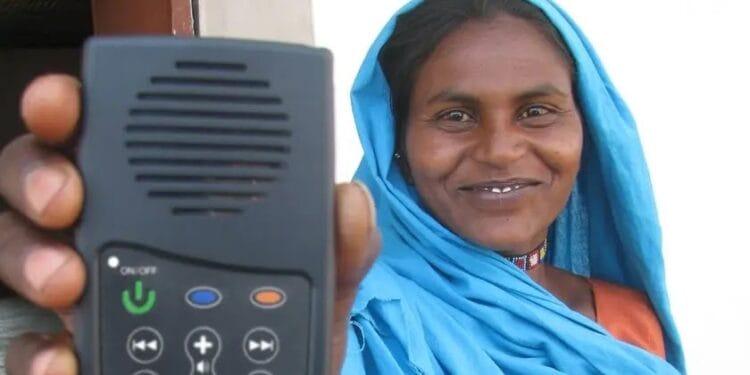 Cristãos desafiam o Talibã com distribuição de Bíblias em mp3