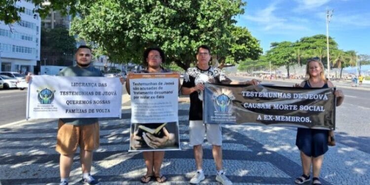 ex-membros fazem protesto contra líder