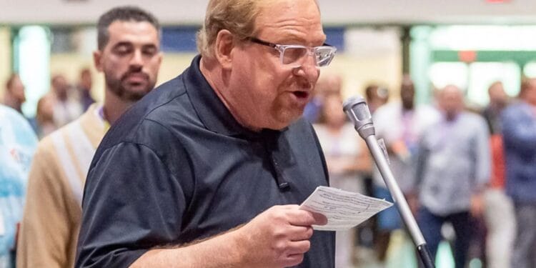 Rick Warren se desculpa por associar crucificação à política