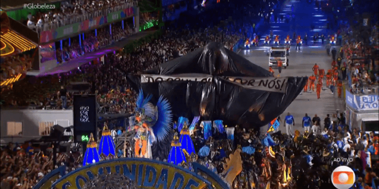 Escola de samba apresenta Jesus como mendigo em desfile no Carnaval do RJ