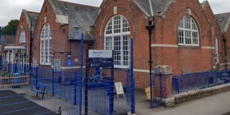 Escola é criticada após cancelar culto de Páscoa por “respeito pela diversidade”