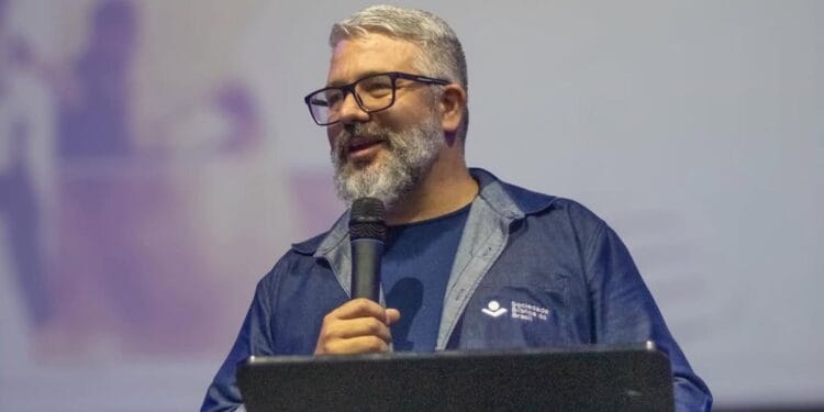 “A Bíblia é o único livro que você lê na companhia do autor”, diz pastor da SBB
